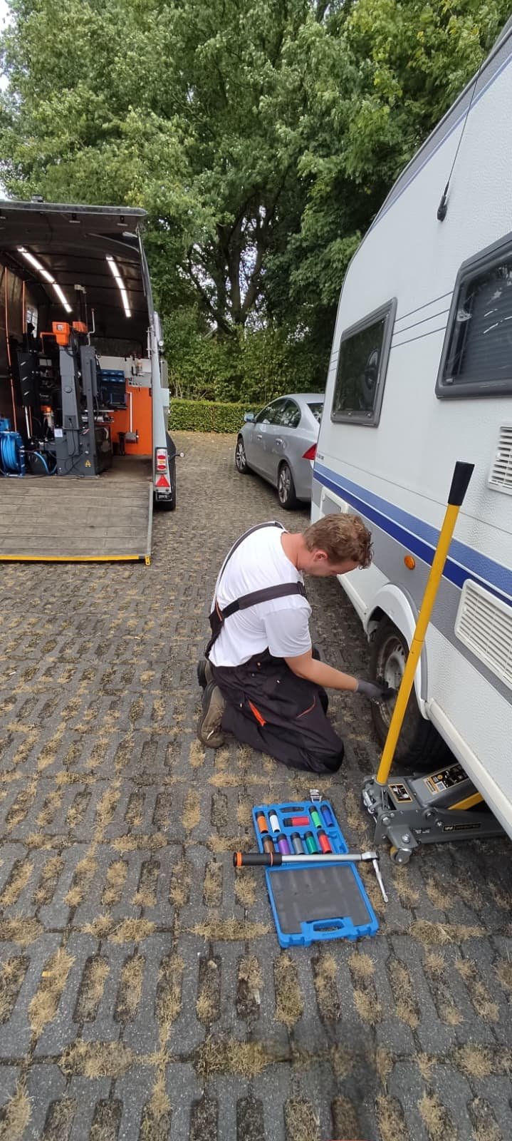 monteur easytires wisselt caravan wiel